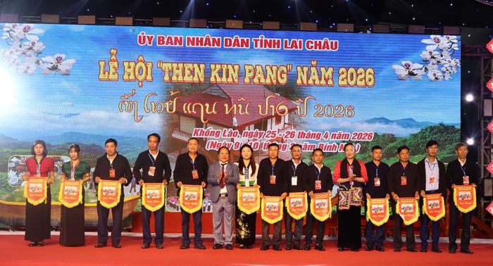 Ban Tổ chức trao Cờ lưu niệm cho các đội tham gia.