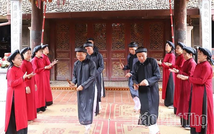 Trình diễn Hát Xoan phục vụ du khách trong Chương trình “Hát Xoan làng cổ”.