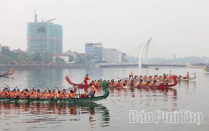 Hội thi bơi chải được tổ chức trên hồ Công viên Văn Lang.