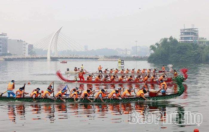 Các VĐV tranh tài tại hội thi bơi chải.