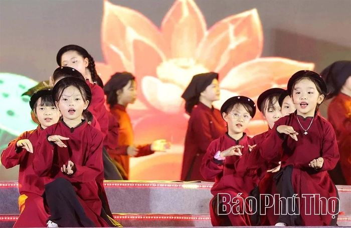 Các đào Xoan nhí trình diễn trong Chương trình nghệ thuật Khai mạc Lễ hội Đền Hùng và Tuần Văn hóa - Du lịch Đất Tổ năm Bính Ngọ 2026.