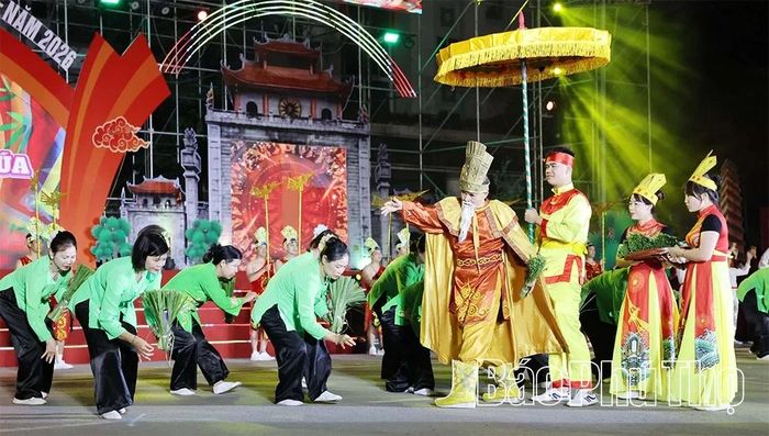 Tái hiện Lễ hội Vua Hùng dậy dân cấy lúa.