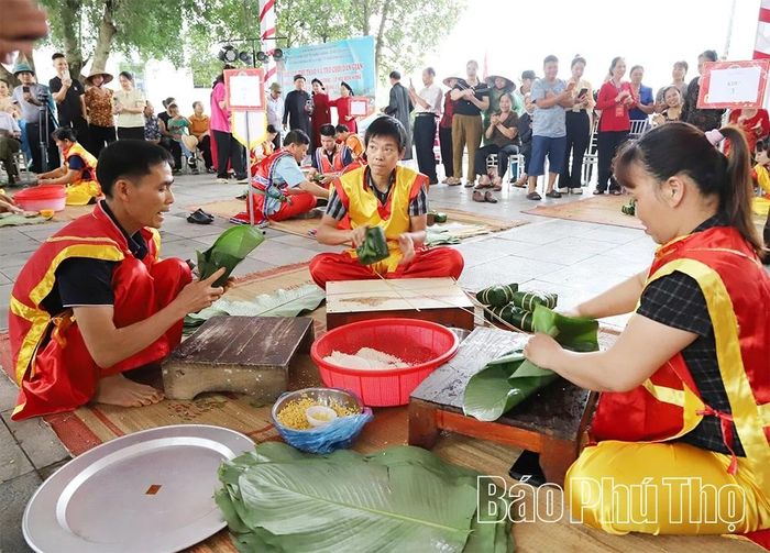 Các khu dân cư thi gói bánh chưng.