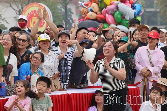 Đông đảo người dân nhiệt tình cổ vũ cho các đội thi.
