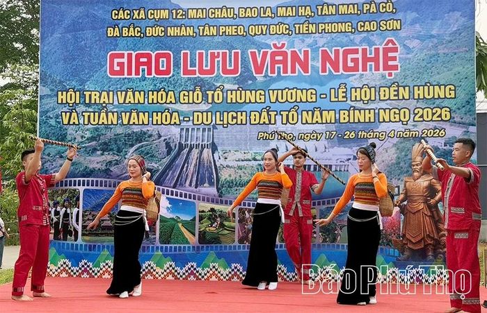 Đồng bào Thái ở xã Mai Hạ giới thiệu bản sắc văn hóa Thái tại Đền Hùng.