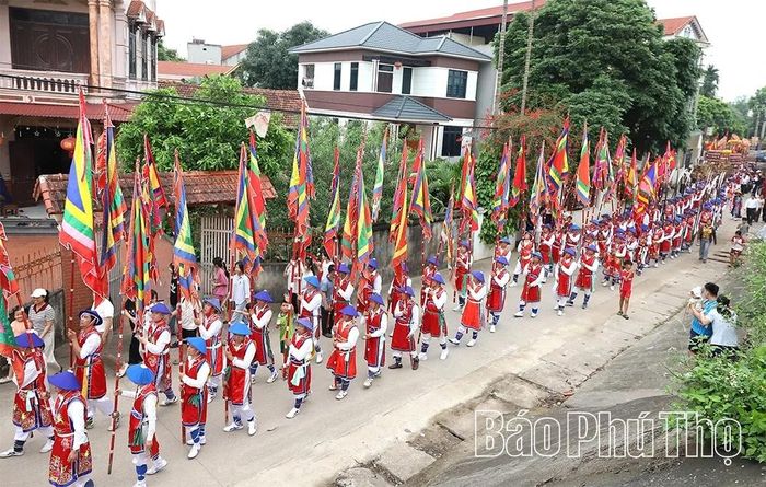 Rước kiệu trong Lễ hội đình Hùng Lô.