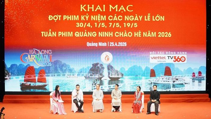 Dàn diễn viên phim "Địa đạo: Mặt trời trong bóng tối" giao lưu cùng khán giả tại lễ khai mạc. (Ảnh T.D).