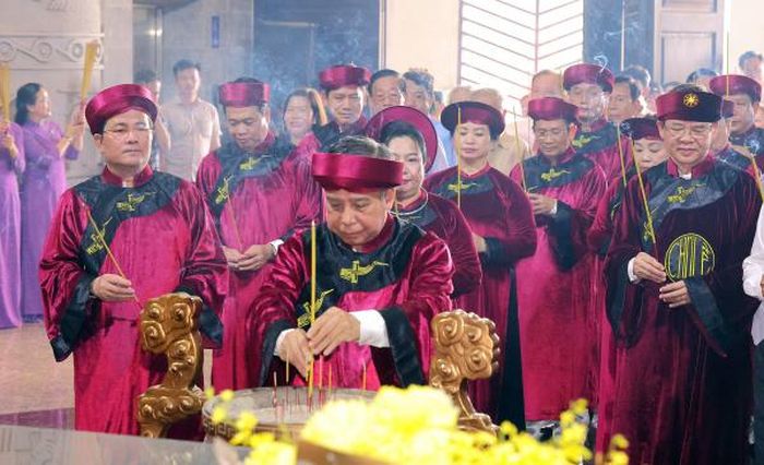 Lãnh đạo TP Cần Thơ thành kính dâng hương Quốc Tổ Hùng Vương và các bậc tiền nhân.