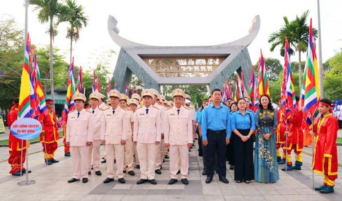 CBCS Công an TP Cần Thơ đến dâng hương Quốc Tổ Hùng Vương và các bậc tiền nhân tại Đền thờ Vua Hùng TP Cần Thơ.