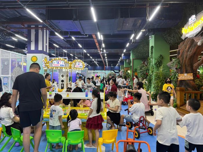 Đông đảo ba mẹ và các bé có mặt tại Funny Kids Royal City trong ngày khai trương.