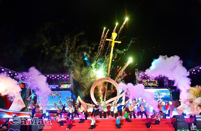 Bức tranh làng chài sôi động của ngư dân Cà Mau được tái hiện qua ca cảnh “Tiếng dân chài - Bài ca tôm cá”.