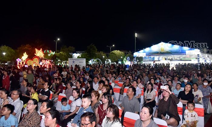 Đông đảo khán giả yêu thích cổ nhạc, đờn ca tài tử đến thưởng thức chương trình nghệ thuật.