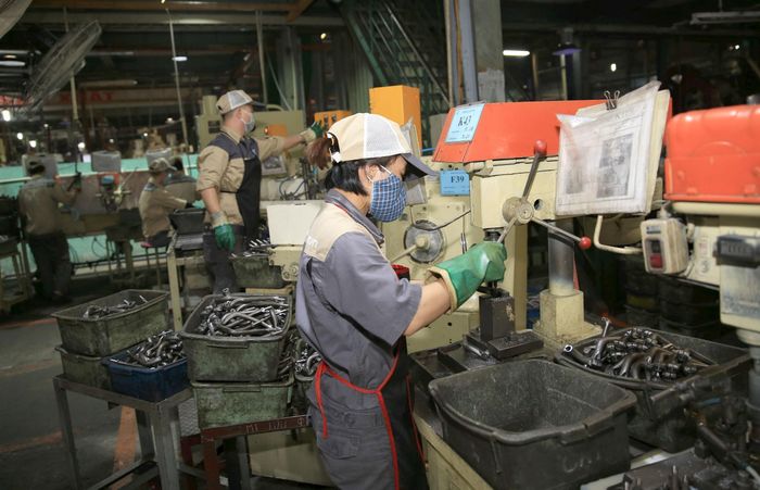 Sản xuất phụ tùng xe máy tại Công ty cổ phần Dụng cụ cơ khí xuất khẩu (Khu công nghiệp Quang Minh). Ảnh: Quang Thái