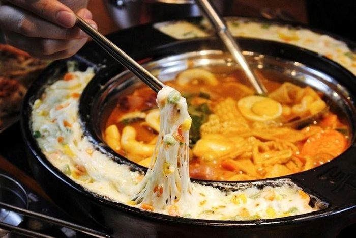  Chuỗi nhà hàng nổi tiếng với món buffet lẩu tokbokki Hàn Quốc. 