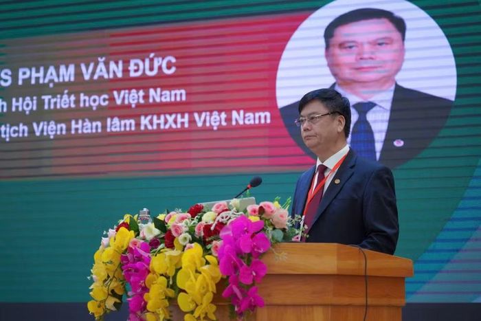 Giáo sư, Tiến sĩ Phạm Văn Đức, Chủ tịch Hội Triết học Việt Nam phát biểu tại hội thảo.