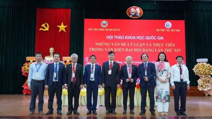 Các đại biểu chụp ảnh lưu niệm sau thành công của hội thảo.