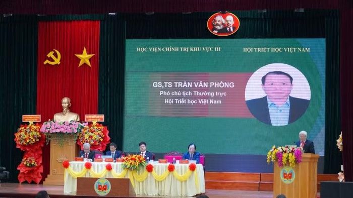 Giáo sư, Tiến sĩ Trần Văn Phòng trình bày báo cáo đề dẫn hội thảo.