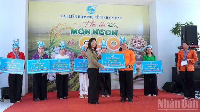 Trao giải cho các đội thi đạt giải tại hội thi ẩm thực làm từ hạt gạo.