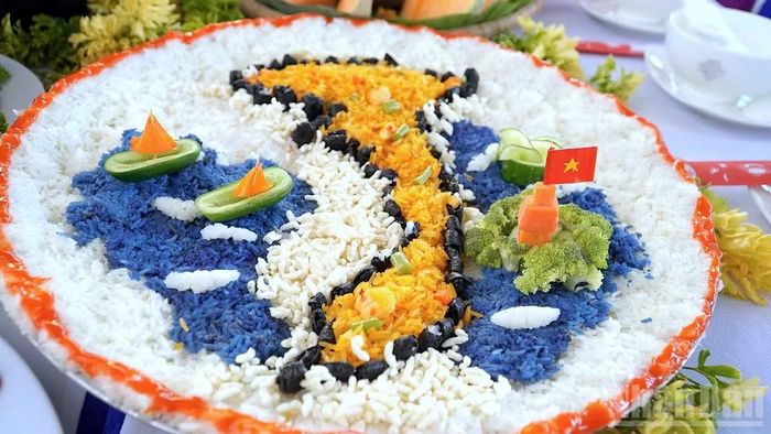 Mâm xôi dẻo thơm được tạo hình thành bản đồ đất nước Việt Nam tại hội thi ẩm thực làm từ hạt gạo.
