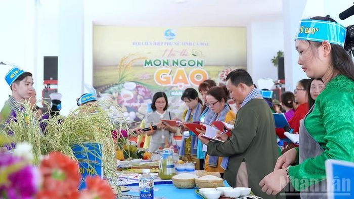 Ban Giám khảo chấm điểm các món ngon chế biến từ "hạt ngọc trời" Cà Mau tại hội thi ẩm thực làm từ hạt gạo.