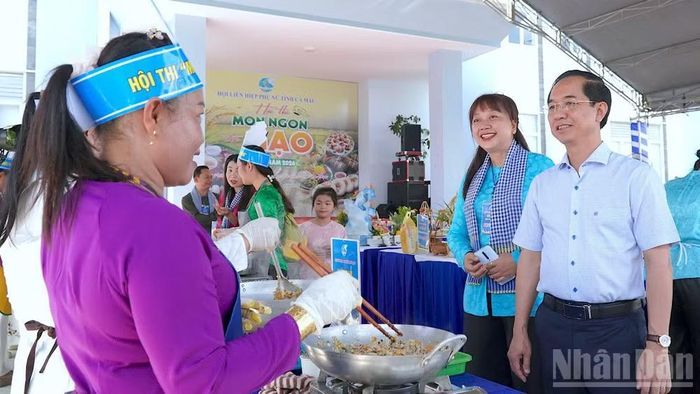 Phó Bí thư Tỉnh ủy Cà Mau Hồ Thanh Thủy (bìa phải) chuyện trò với nghệ nhân chế biến món ngon từ gạo tại hội thi ẩm thực làm từ hạt gạo.