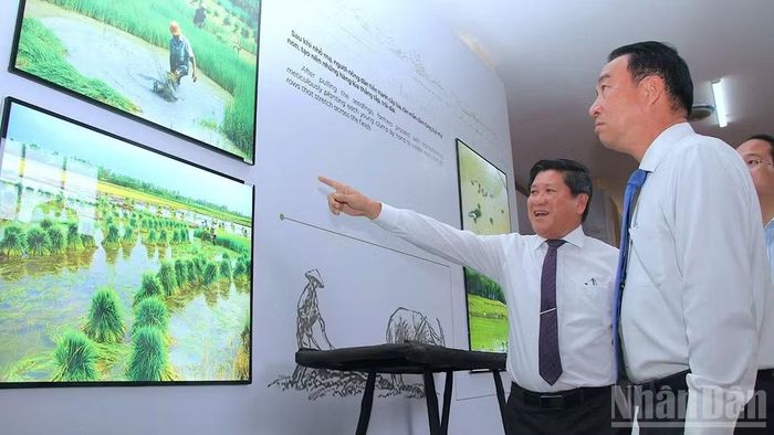 Phó Bí thư Tỉnh ủy, Chủ tịch Ủy ban nhân dân tỉnh Cà Mau Lữ Quang Ngời (bìa phải) cùng Phó Chủ tịch Ủy ban nhân dân tỉnh Lê Văn Sử tham quan không gian trưng bày tư liệu về văn minh lúa nước.