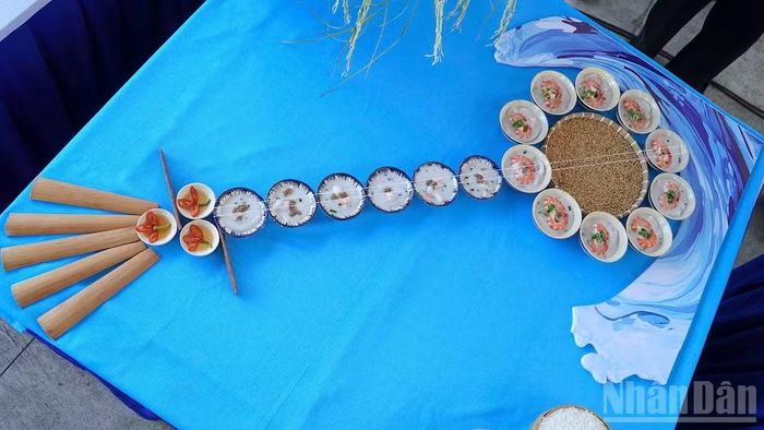 Món bánh canh tôm được đội thi phường Hiệp Thành (tỉnh Cà Mau) khéo léo tạo hình thành hình dáng cây đàn kìm - nhạc cụ mang linh hồn của đờn ca tài tử.