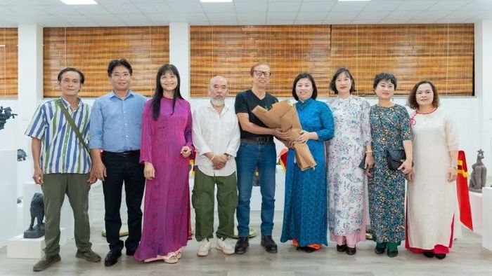 Niềm vui của các nghệ sĩ trong ngày triển lãm.