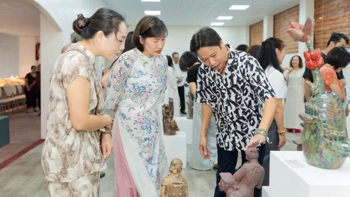 Triển lãm "Ngôn ngữ của đất" đang thu hút đông đảo nghệ sĩ và công chúng.