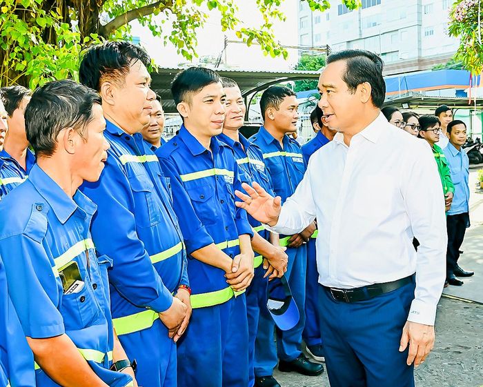 Chủ tịch UBND TPHCM Nguyễn Văn Được thăm hỏi, động viên người lao động trong dịp tết 2026. Ảnh:VIỆT DŨNG