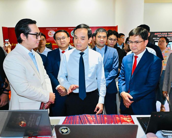 Bí thư Thành ủy TPHCM Trần Lưu Quang và Phó Chủ tịch UBND TPHCM Nguyễn Mạnh Cường tham quan gian hàng công nghệ tại lễ ra mắt Công ty cổ phần Quỹ đầu tư mạo hiểm TPHCM, ngày 17-4. Ảnh: VIỆT DŨNG)