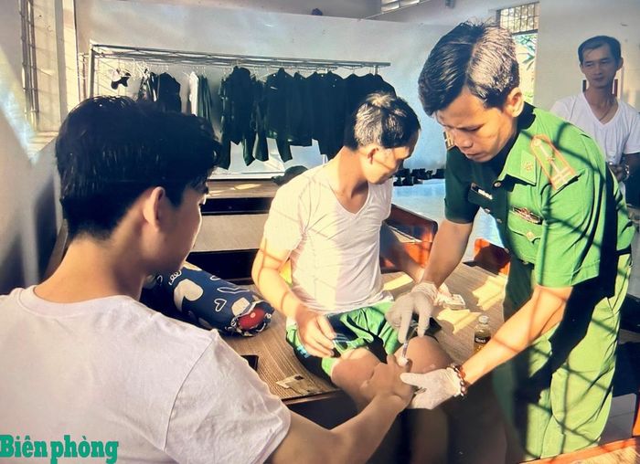 Cán bộ quân y sơ cứu ban đầu cho các thuyền viên. Ảnh: Sĩ Đan
