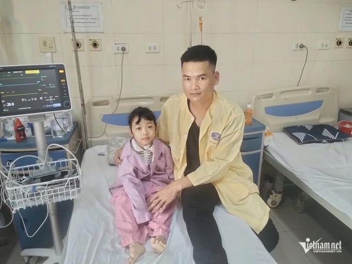 Từ ngày con gái bệnh, anh Hoàng Văn Vinh luôn theo chăm sóc
