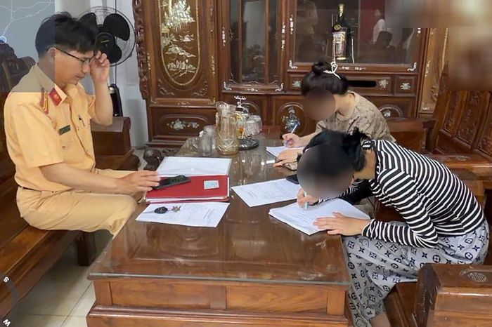 CSGT lập biên bản với P.T. và K.A. Ảnh: CACC