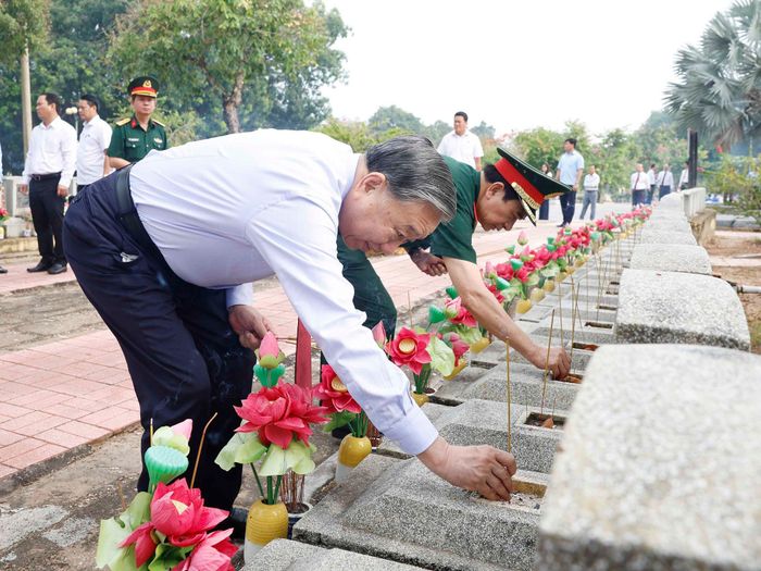 Tổng Bí thư, Chủ tịch nước Tô Lâm thắp hương tri ân các Anh hùng liệt sĩ tại Nghĩa trang liệt sĩ Tân Biên. Ảnh: Thống Nhất/TTXVN
