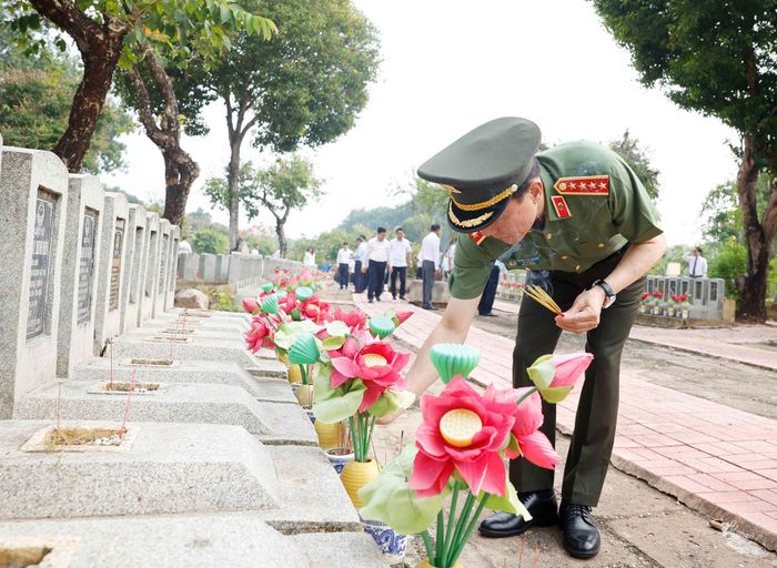 Đại biểu thắp hương tri ân các Anh hùng liệt sĩ tại Nghĩa trang liệt sĩ Tân Biên. Ảnh: Thống Nhất/TTXVN