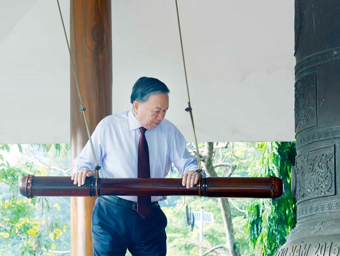 Tổng Bí thư, Chủ tịch nước Tô Lâm thỉnh chuông tại Nghĩa trang liệt sĩ Tân Biên. Ảnh: Thống Nhất/TTXVN