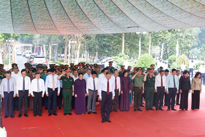 Tổng Bí thư, Chủ tịch nước Tô Lâm cùng đoàn công tác của Trung ương tưởng niệm các Anh hùng liệt sĩ tại Nghĩa trang liệt sĩ Tân Biên. Ảnh: Thống Nhất/TTXVN