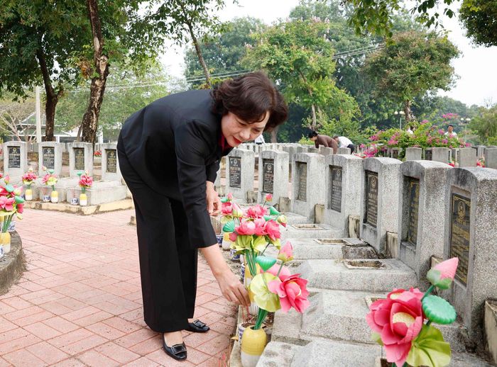 Đại biểu thắp hương tri ân các Anh hùng liệt sĩ tại Nghĩa trang liệt sĩ Tân Biên. Ảnh: Thống Nhất/TTXVN