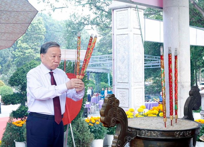 Tổng Bí thư, Chủ tịch nước Tô Lâm dâng hương tưởng niệm, tri ân các Anh hùng liệt sĩ tại Nghĩa trang liệt sĩ Tân Biên (Nghĩa trang Liệt sĩ Đồi 82). Ảnh: Thống Nhất/TTXVN