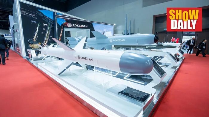 Tên lửa đối hạm ATMACA của ROKETSAN được trưng bày tại triển lãm DSA 2026. Ảnh: ROKETSAN/internationalaerospaceindia.com