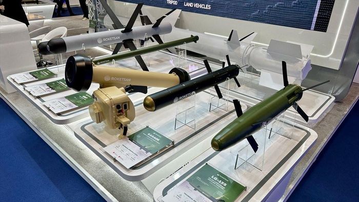 ROKETSAN giới thiệu các hệ thống tên lửa ATMACA, SOM và HİSAR tại DSA 2026. Ảnh: ROKETSAN/defensetalks.com