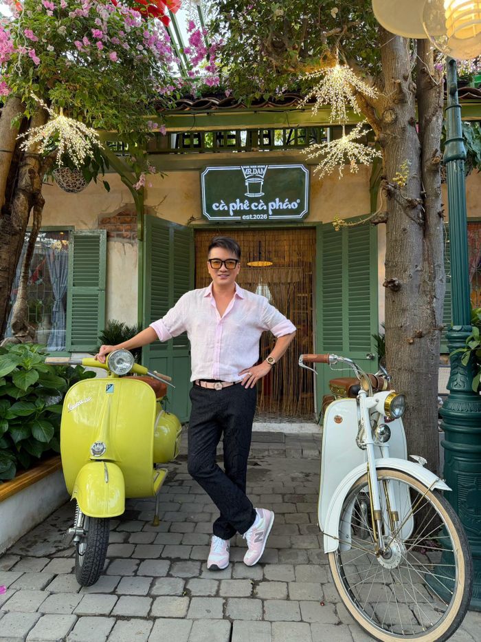 Ca sĩ Đàm Vĩnh Hưng vừa trở về Việt Nam từ Mỹ.