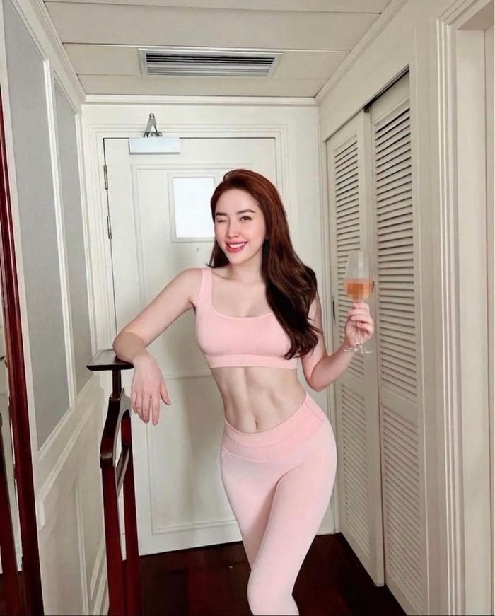 Sao Việt 27/4: Ca sĩ Bảo Thy gây sốt khi khoe cơ bụng săn chắc, được nhiều đồng nghiệp khen ngợi.