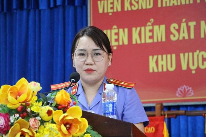  Đồng chí Trần Thị Quỳnh Trang - Kiểm sát viên VKSND khu vực 2, TP Đà Nẵng trình bày tham luận.