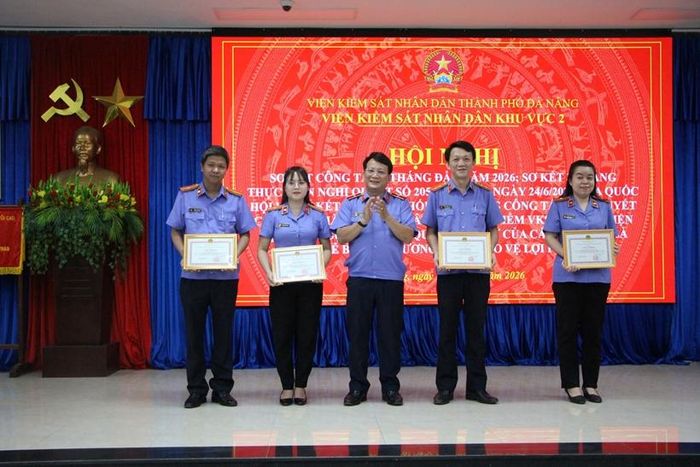  Khen thưởng các cá nhân có thành tích xuất sắc trong 6 tháng đầu năm 2026.