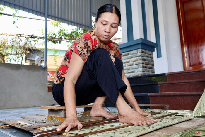 Nhớ thời "hoàng kim", khi thị trường áo tơi còn nhộn nhịp, mỗi ngày tôi có thể chằm hoàn thiện 5-6 chiếc, dù vậy, có những lúc vẫn không đủ để bán. Còn hiện nay, thị trường có nhiều thay đổi, mỗi ngày tôi làm vài cái, vừa để kiếm thêm thu nhập, vừa để giữ nếp nghề của gia đình.