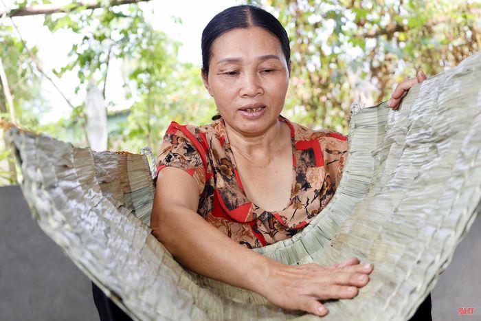 Nghề chằm tơi đối với tôi là hòa quyện của sự kiên nhẫn và đôi bàn tay khéo léo. Lá tơi tuy mềm nhưng nếu không biết cách đặt, cách xếp thì áo sẽ bị co rúm, không phẳng phiu, dễ thấm nước và nhanh hỏng.