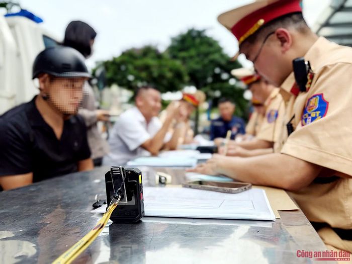 Không lâu sau đó, Cảnh sát tiếp tục phát hiện một nam tài xế xe máy khác vi phạm nồng độ cồn ở mức 0,656 mg/L khí thở. Người này cho biết, trời oi quá mà hôm nay lại là ngày nghỉ nên cùng bạn bè tụ tập uống bia. Bản thân anh biết điều khiển xe máy khi vừa sử dụng rượu bia là sai nhưng không nghĩ sẽ gặp chốt CSGT trên đường về.
