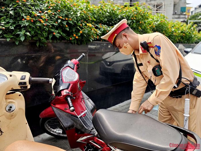 Cảnh sát niêm phong tạm giữ phương tiện của người vi phạm.